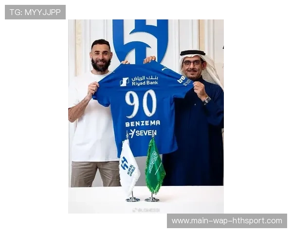 本泽马加盟利雅得新月，身披90号球衣完成首场分组对抗